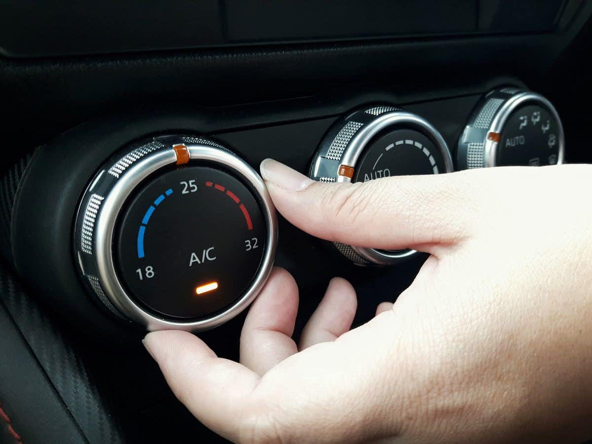 Objawy uszkodzonej klimatyzacji samochodowej – 4 sygnały awarii, których nie warto ignorować