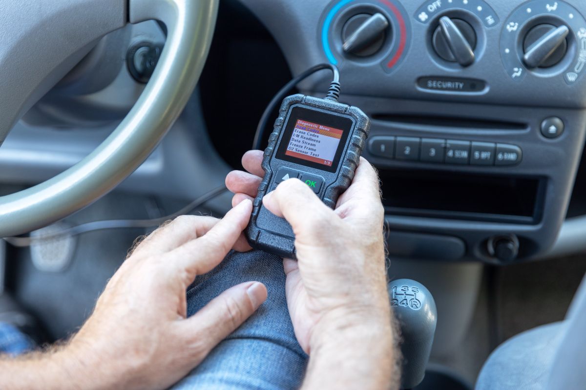 Jak sprawdzić czujnik spalania stukowego?