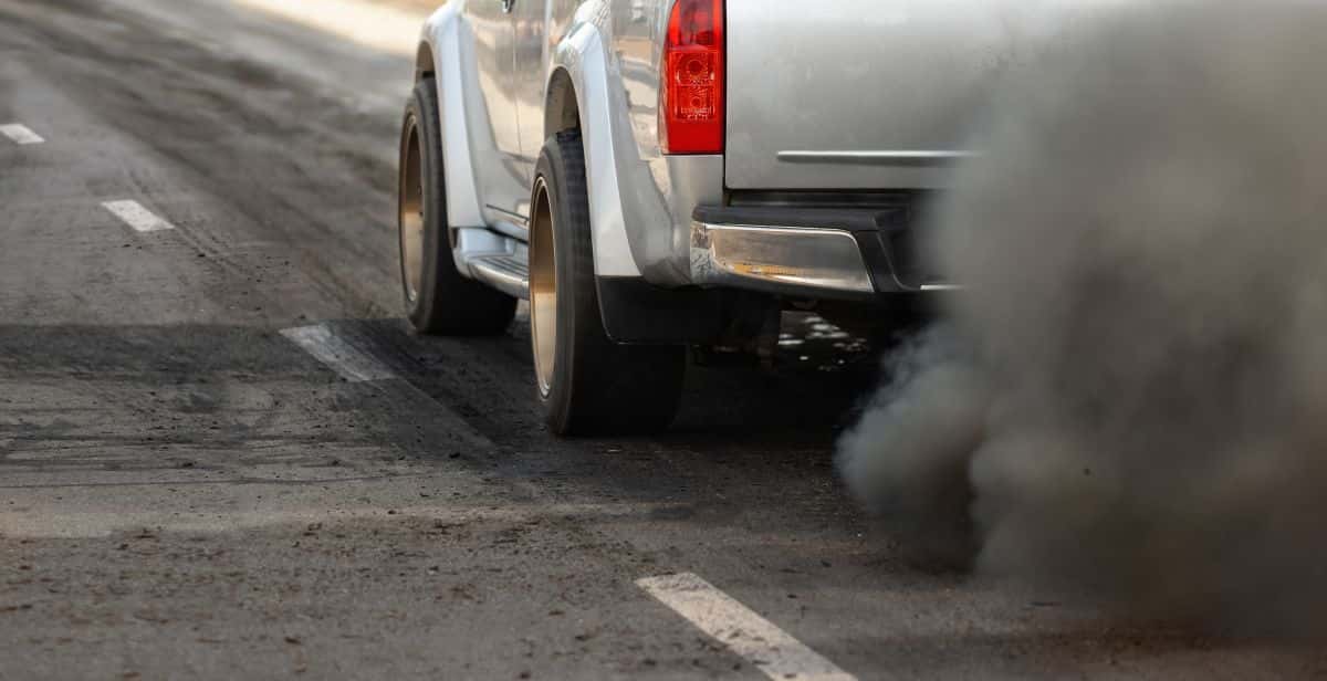 Diesel dymi na czarno przy przyspieszaniu? Oto co może być przyczyną