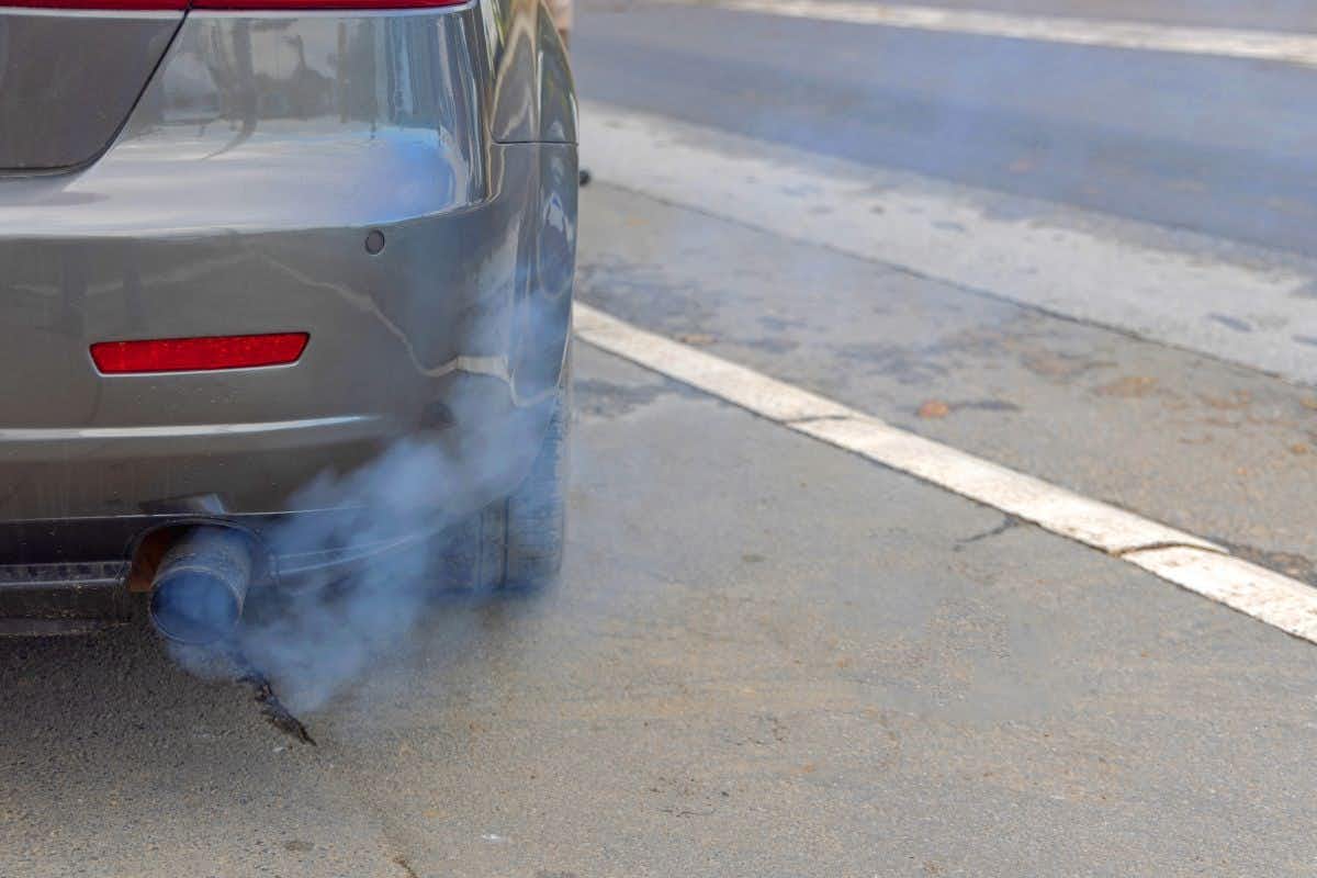 Dlaczego silnik benzynowy dymi na niebiesko? Sprawdź przyczyny!