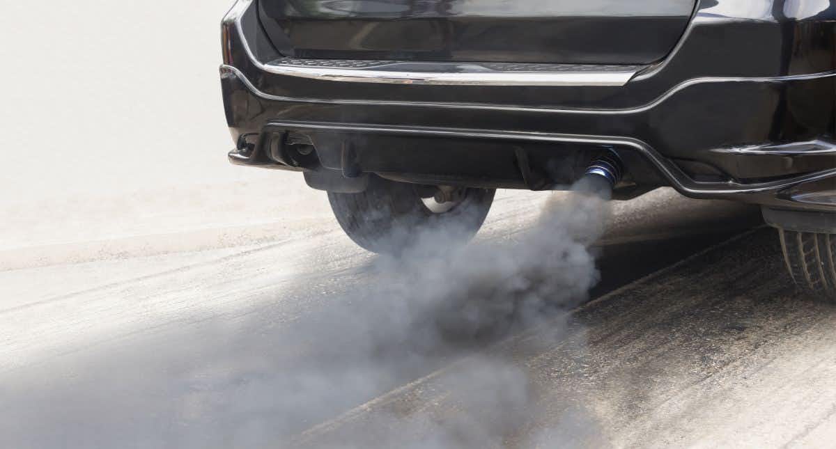 Czarny dym z benzyny – co oznacza i jak sobie poradzić z tym problemem?