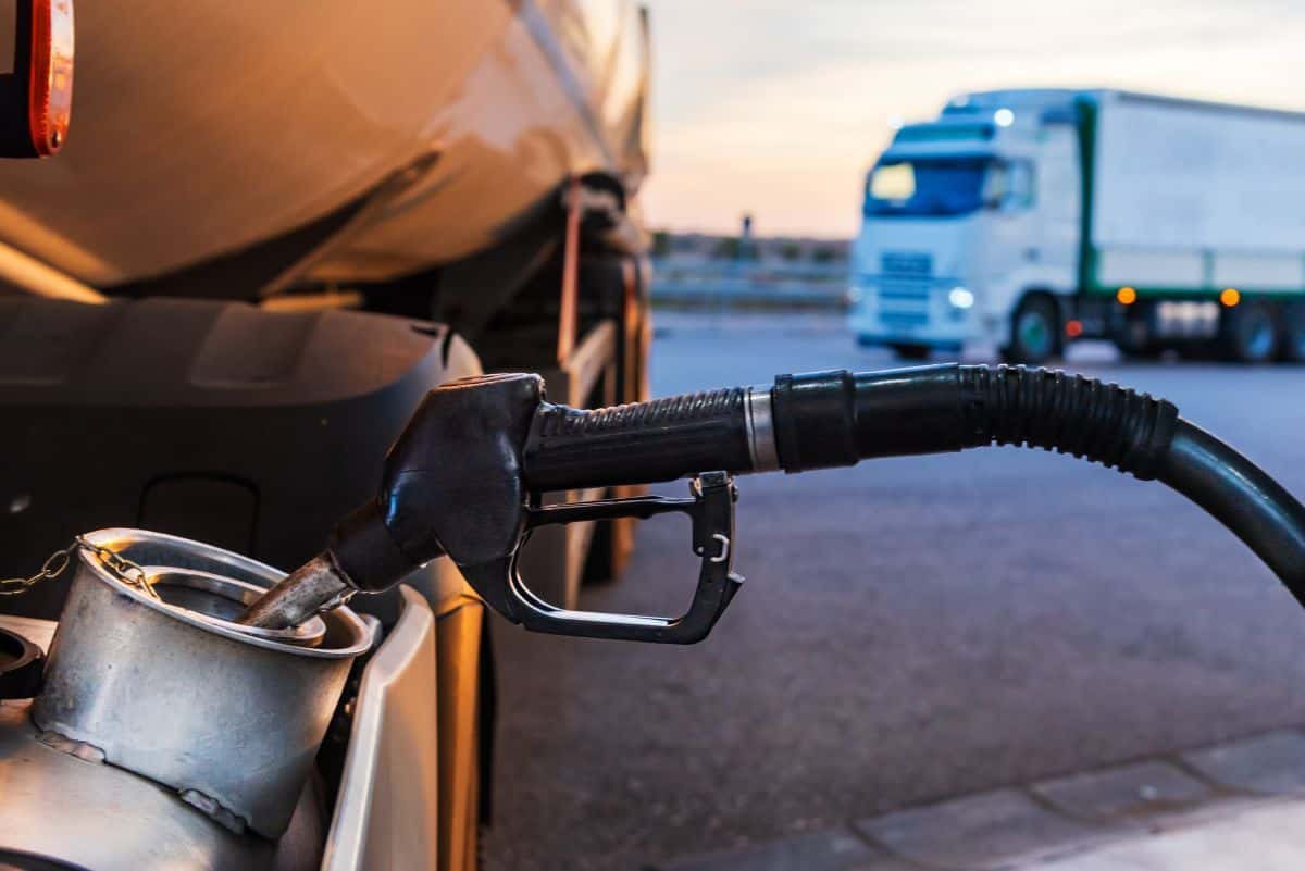 Ile pali tir na 100 km i co zrobić, by palił mniej? Zaufaj preparatom TEC 2000!