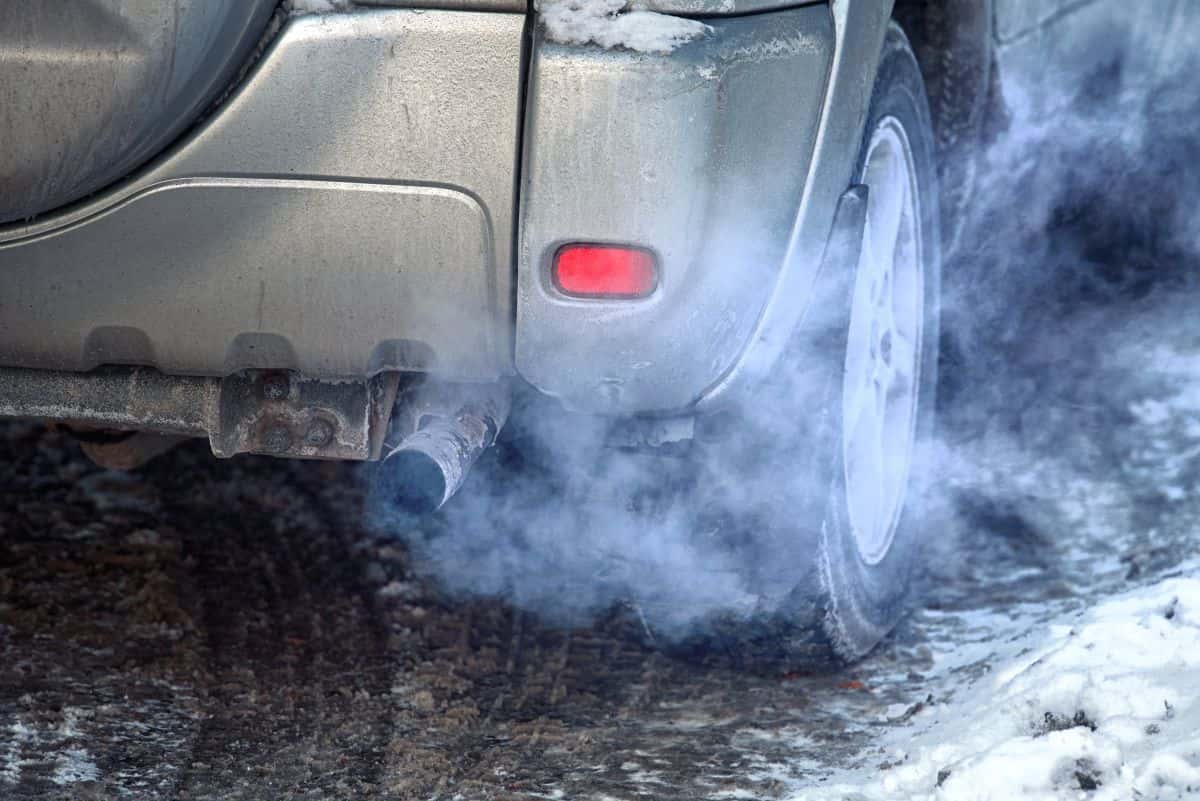 Auto dymi przy przyspieszaniu na czarno, biało lub niebiesko – co oznaczają konkretne kolory?