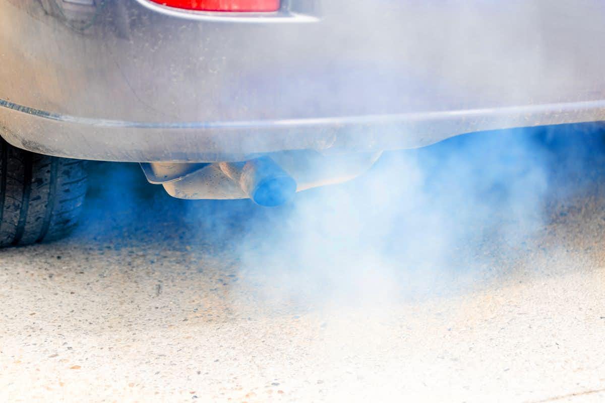 Dymi na niebiesko przy odpaleniu diesla? Sprawdź, co jest nie tak z Twoim autem