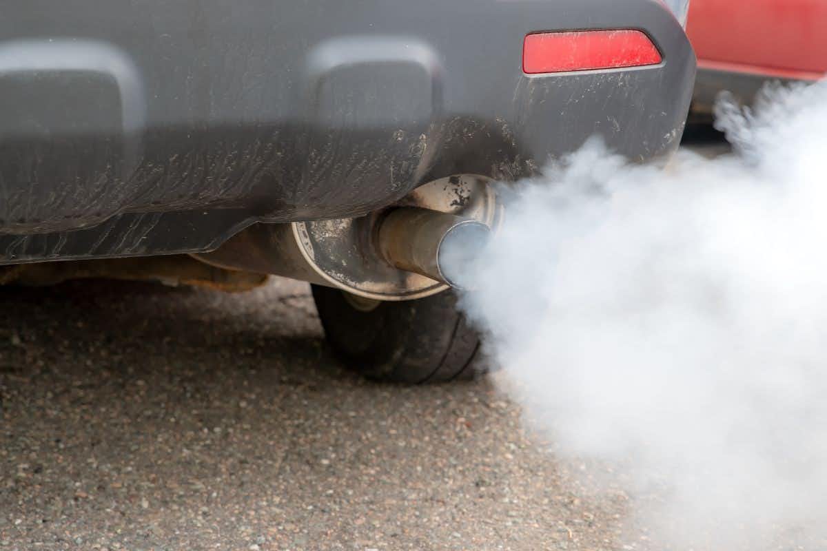 Biały dym na zimnym silniku diesla? Co oznacza i jak pozbyć się problemu?