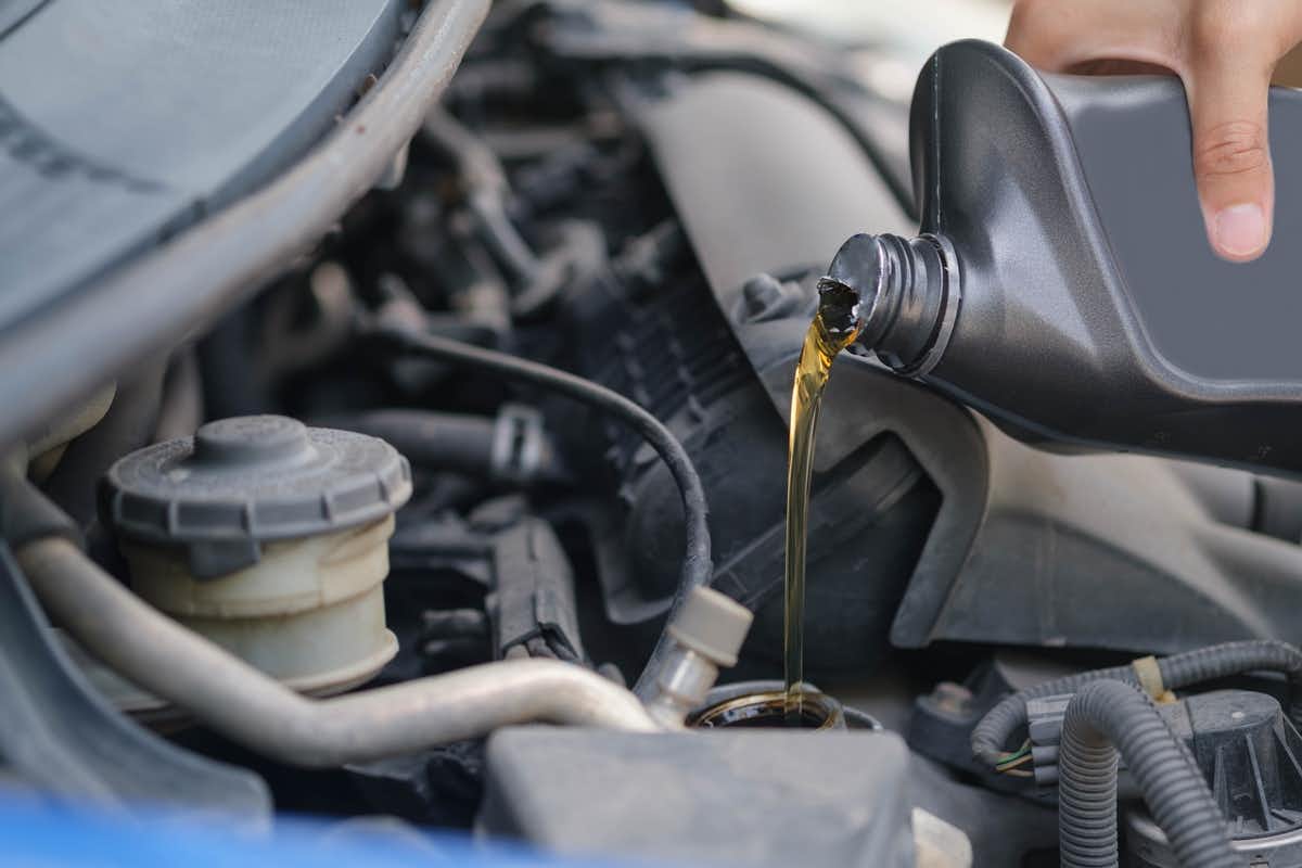 Dolewka oleju – na zimnym czy ciepłym silniku i co ile uzupełniać środek smarny w aucie?