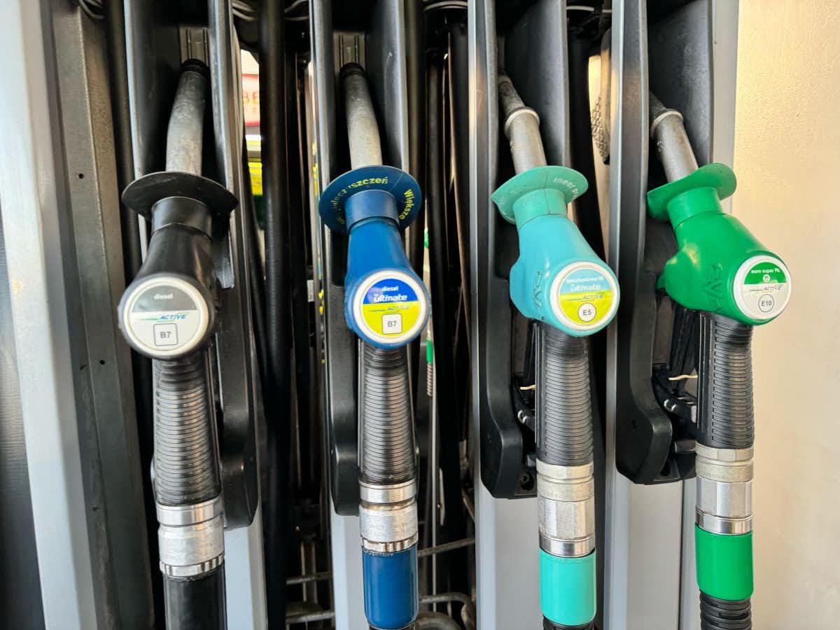 Rodzaje paliw na stacjach – dowiedz się, co tankujesz do baku