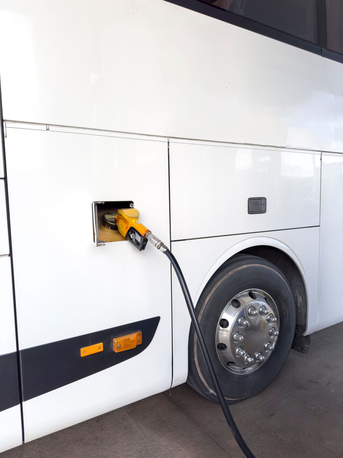 Jakie zbiorniki są w autobusach i na ile kilometrów wystarczają? Porównujemy różne typy napędu